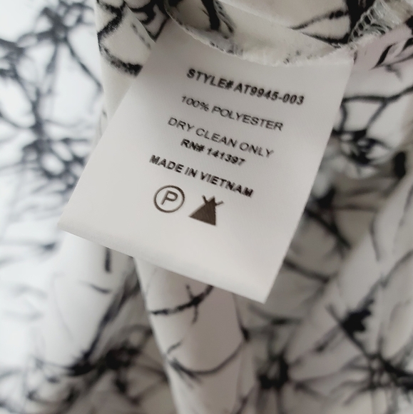 ASTR The Label hi lo black white button down long sleeve blouse sz XS - Picture 9 of 9